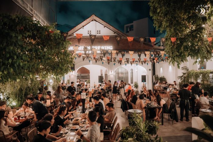 Hoprizon Brewing Kitchen Taproom sân vườn Sài Gòn