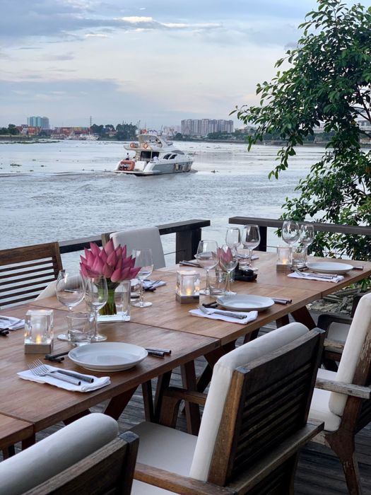 The Deck Saigon ven sông không gian ngoài trời